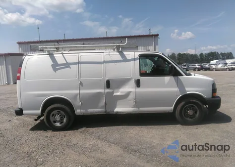2019 Chevrolet Express 2500 Work Van z USA, uszkodzony, nr VIN 1GCWGAFPXK1240332